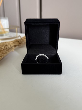 Meia aliança cravejada