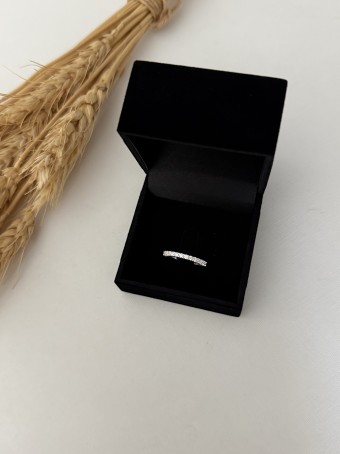 Meia aliança cravejada