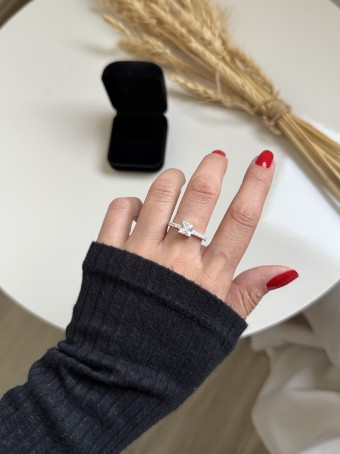 Anel solitário quadrado