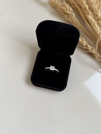 Anel solitário quadrado