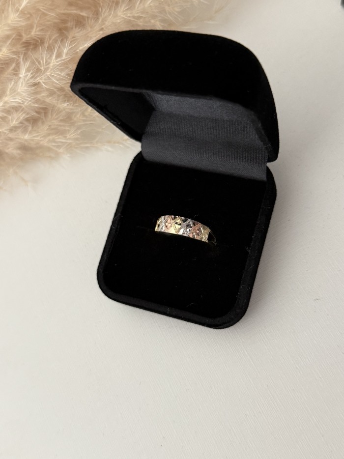 Anel tricolor diamantado