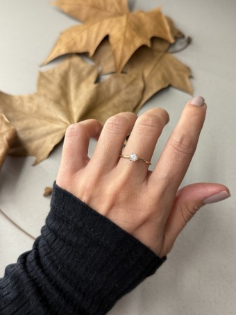 Anel solítário tradicional